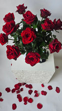 Load image into Gallery viewer, Rouge red rose hat box