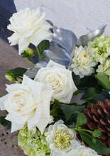 Load image into Gallery viewer, Fresh festive wreath table design