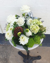 Load image into Gallery viewer, Fresh festive wreath table design