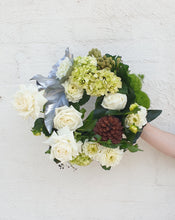 Load image into Gallery viewer, Fresh festive wreath table design