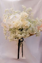 Load image into Gallery viewer, Snow White Bouquet Grand